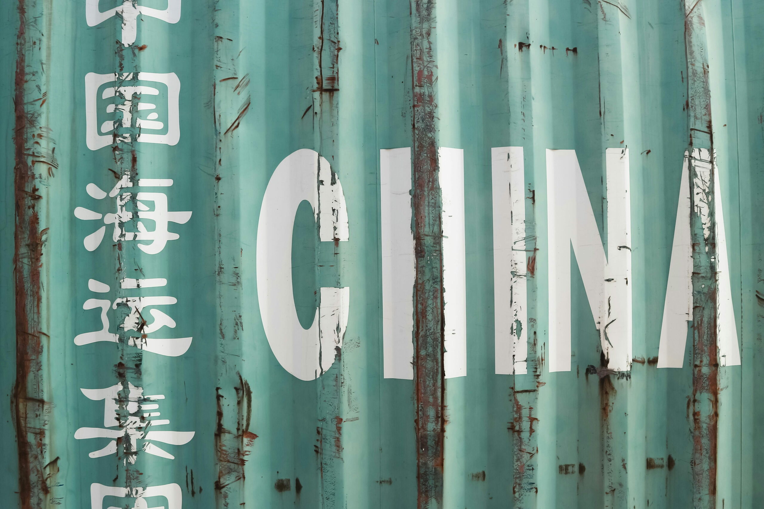 La fin du « petit colis pas cher » : pourquoi 2026 est le moment idéal pour les entreprises françaises pour importer directement de Chine.